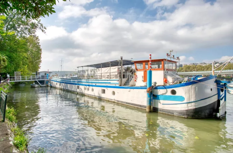 Villas, Mas, Bastides, Appartements et Péniches au bord de l'eau.